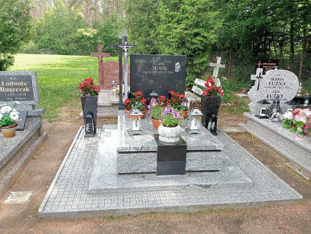 Grób Julian Telus